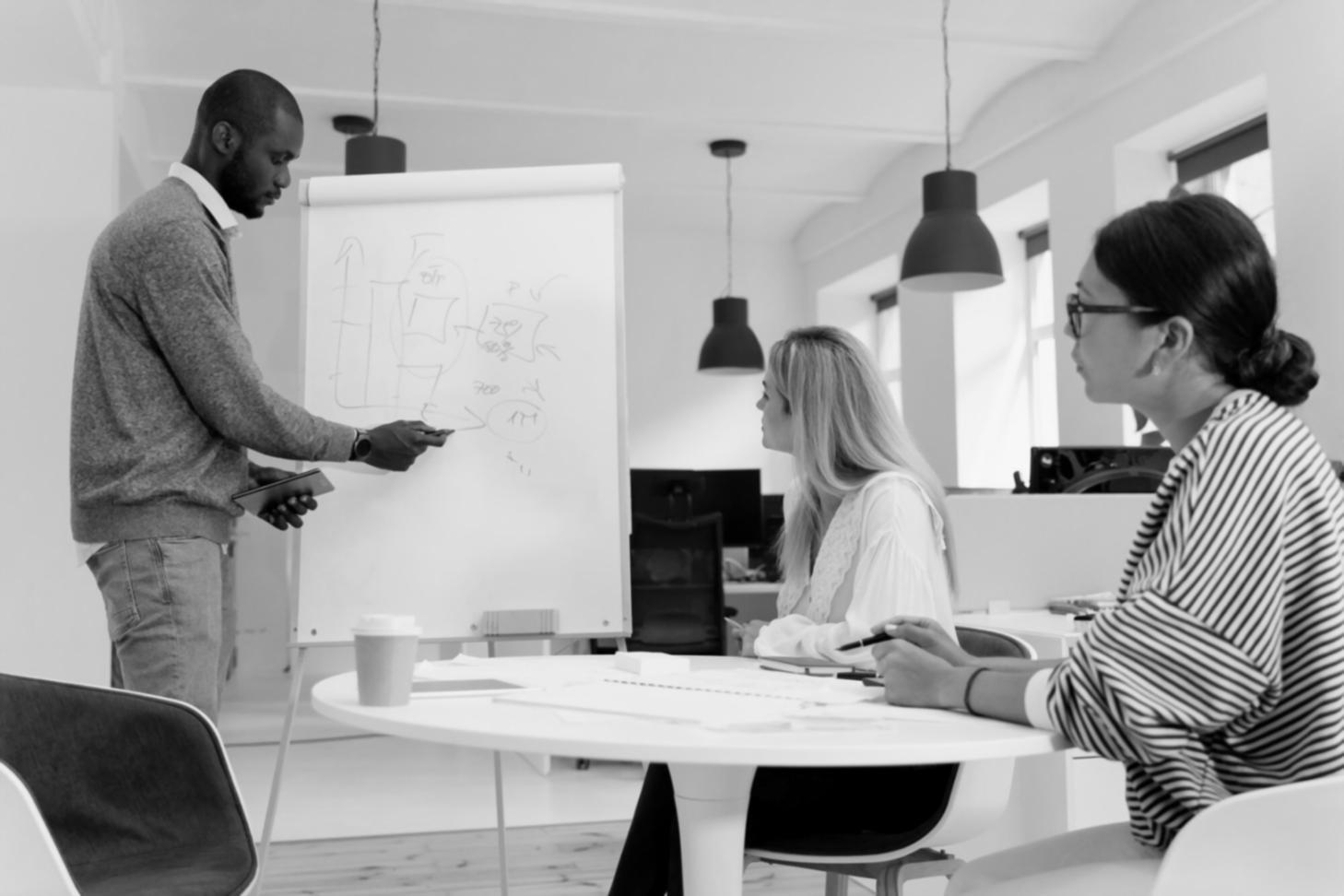 Sessione di coaching di gruppo con persone che collaborano e condividono esperienze